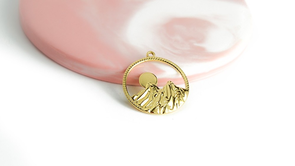 Pendentif montagne en acier inoxydable plaqué or 18k