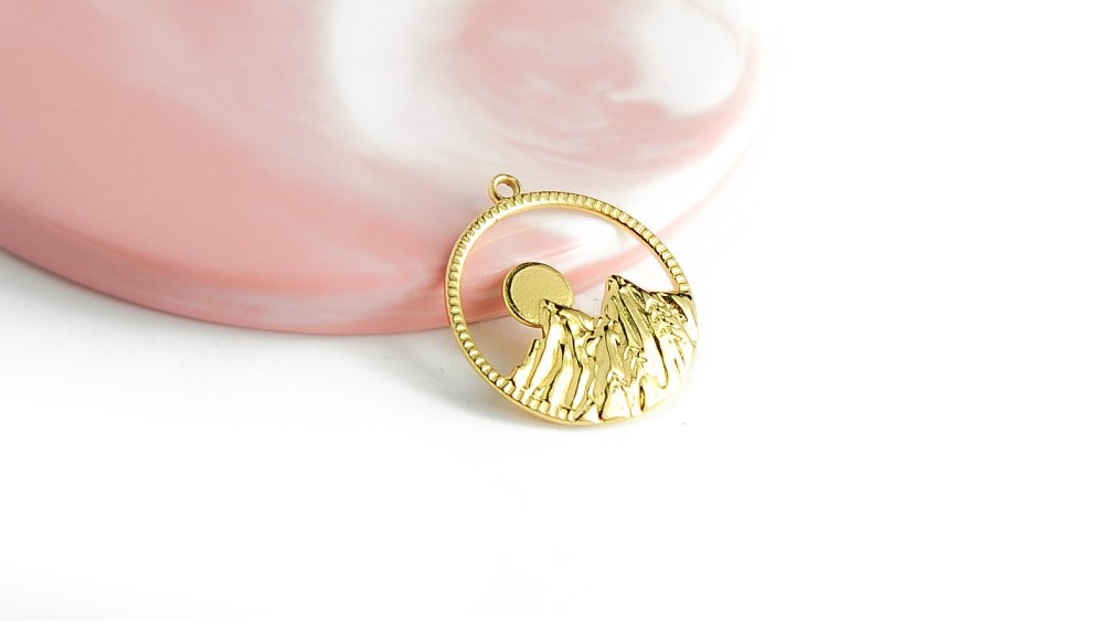 Pendentif montagne en acier inoxydable plaqué or 18k