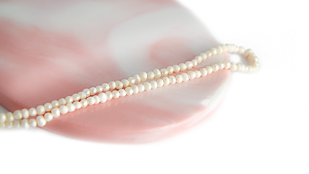 Petites perles fines en nacre d'eau douce 2.5mm par lot de 50