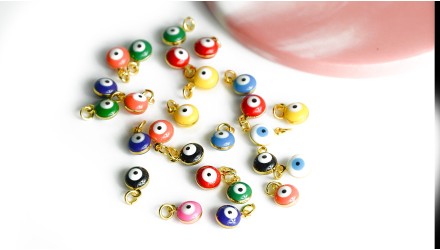Petits pendentifs rond en laiton 18k emaillés motif mauvais oeil