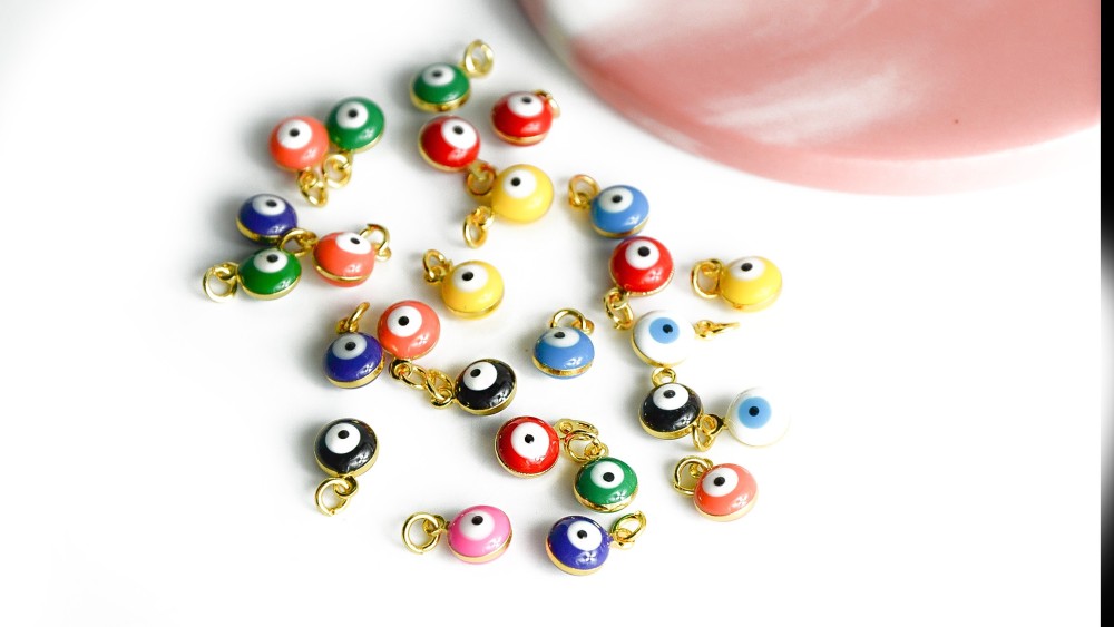 Petits pendentifs rond en laiton 18k emaillés motif mauvais oeil