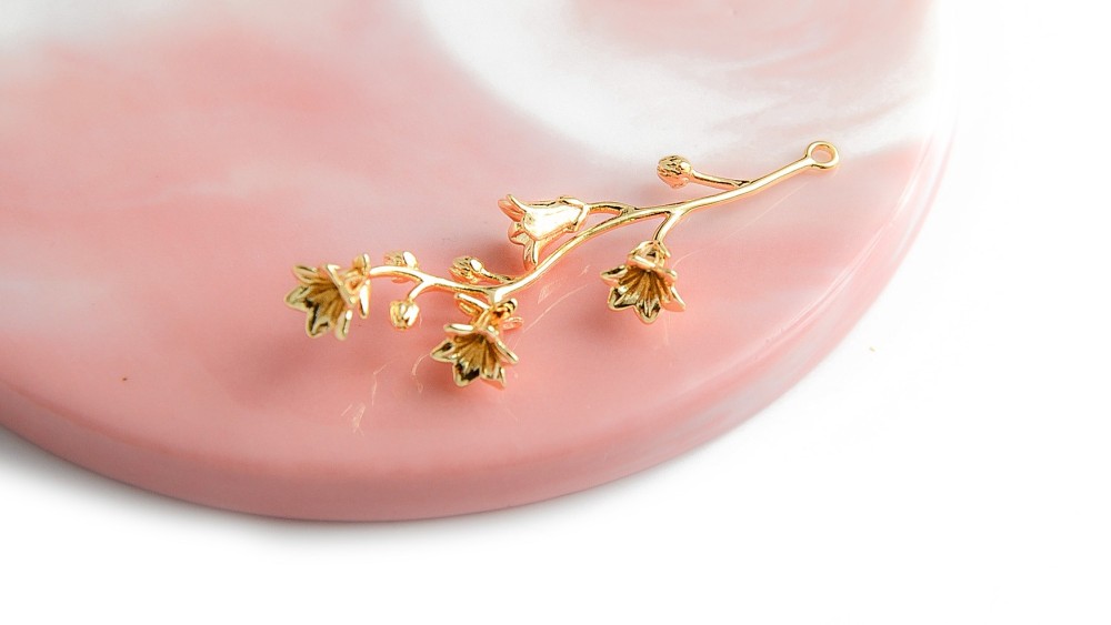 Pendentif branche florale laiton plaqué or 18k pour création collier