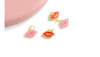 Pendentif bouche en laiton émaillé plaqué or 18k