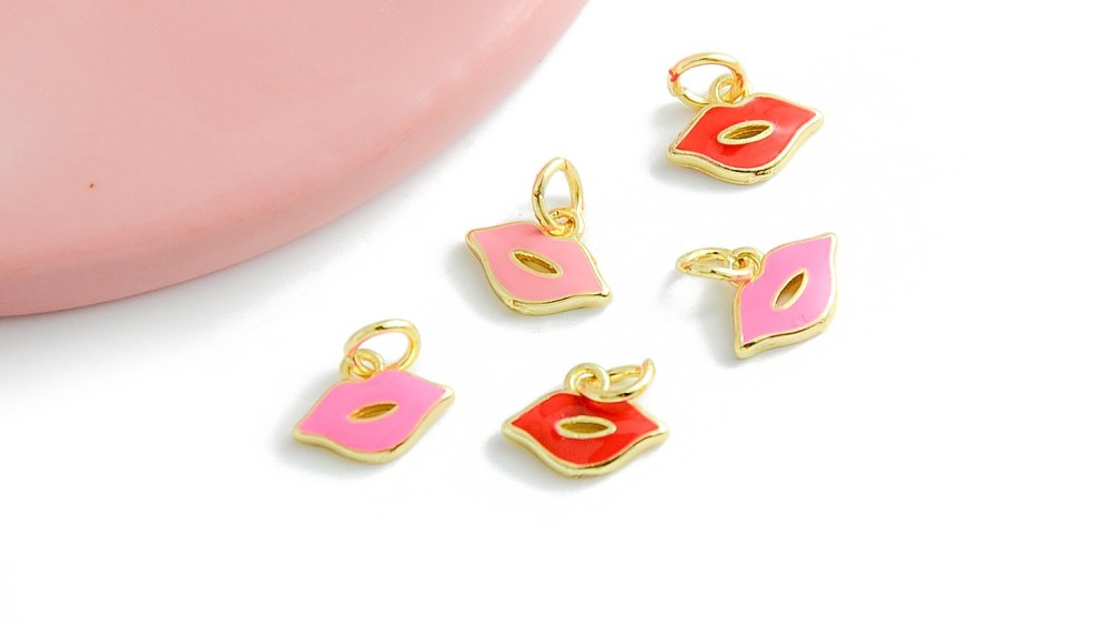 Pendentif bouche en laiton émaillé plaqué or 18k