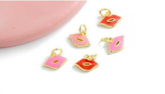 Pendentif bouche en laiton émaillé plaqué or 18k