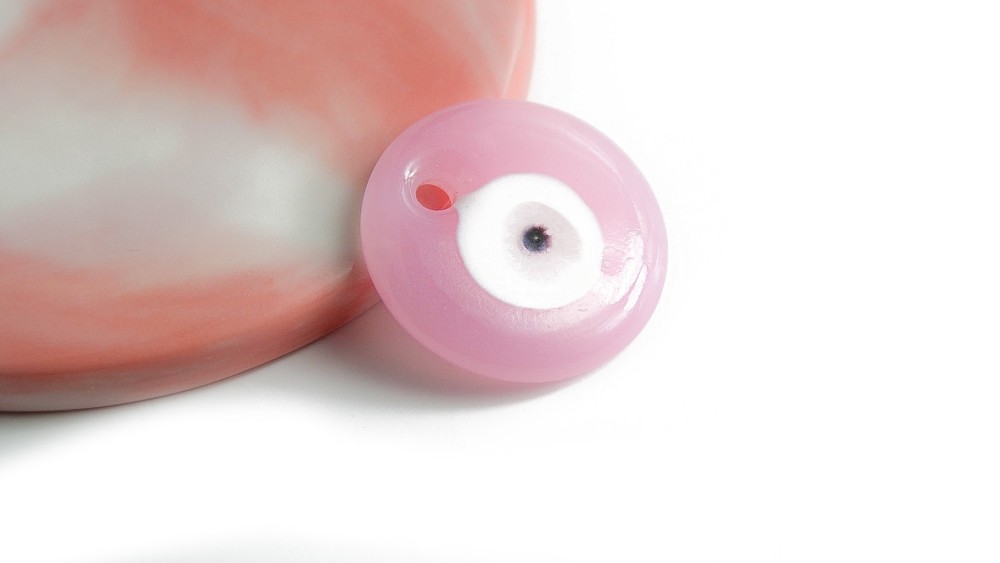 Pendentif mauvais oeil en verre lampwork rose