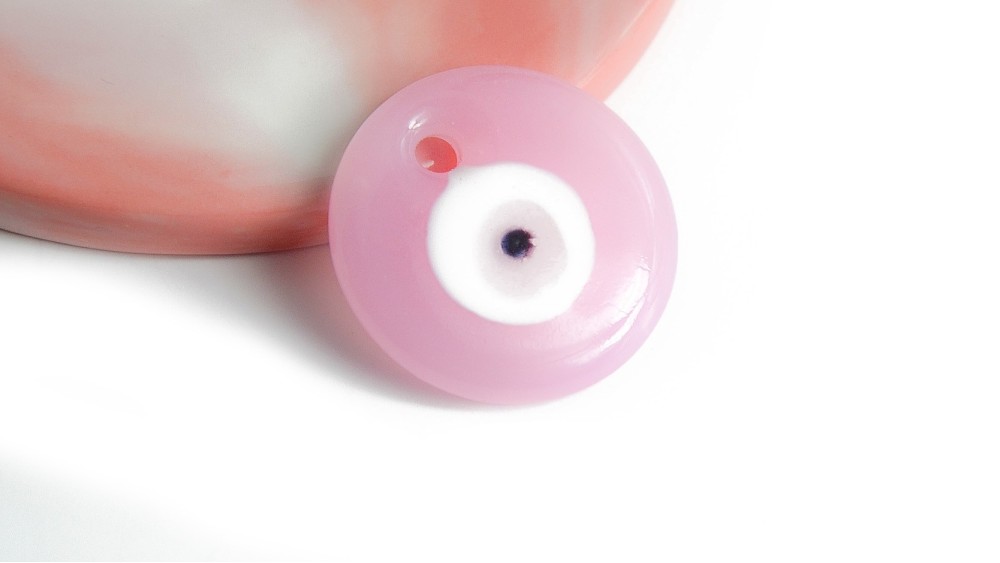 Pendentif mauvais oeil en verre lampwork rose