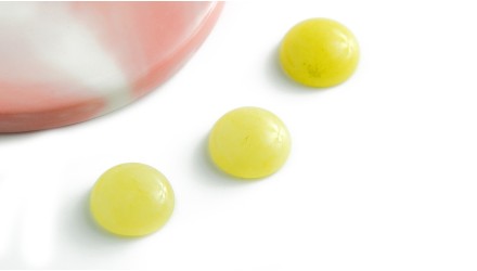 Cabochon 16mm en jade teintée jaune pour création de bijoux fantaisie