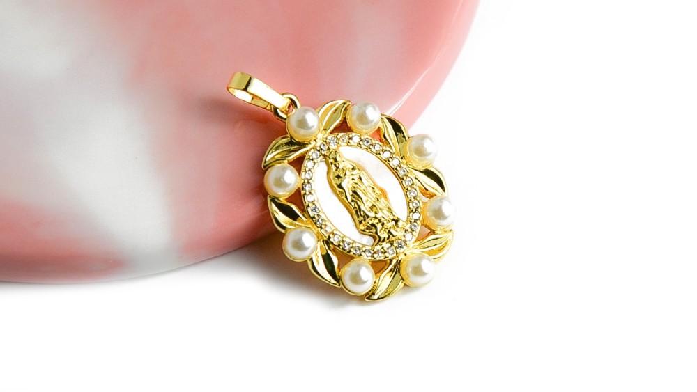Pendentif Sainte Vierge perlé en laiton plaqué or  18K
