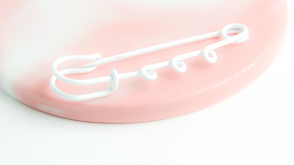 broche épingle blanc