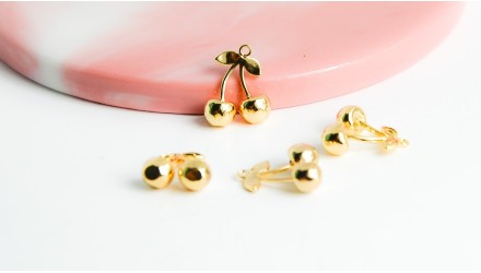 Pendentif cerise en laiton plaqué or 18k