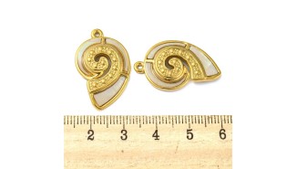 pendentif nacre et or