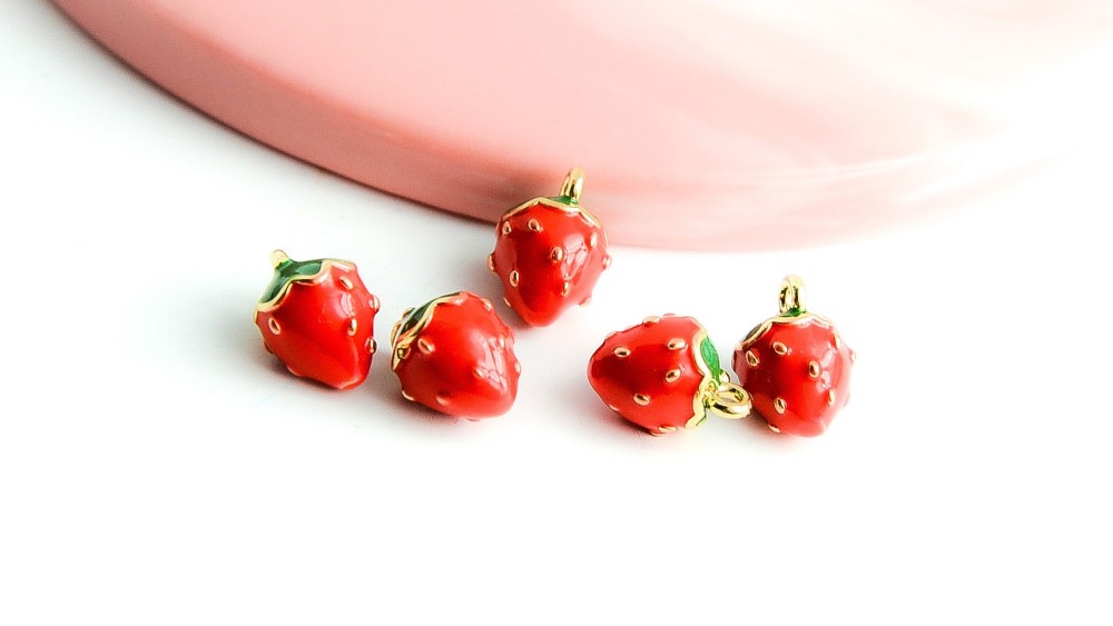 Pendentif fraise 3D en laiton émaillé