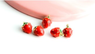 Pendentif fraise 3D en laiton émaillé
