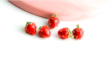 Pendentif fraise 3D en laiton émaillé