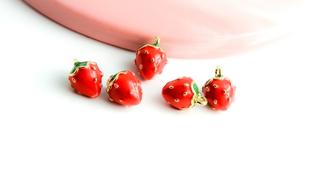 Pendentif fraise 3D en laiton émaillé