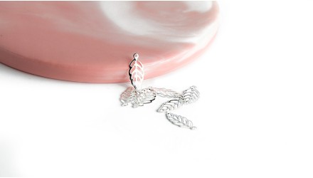 Pendentifs feuille filigrane en acier inoxydable  couleur argent