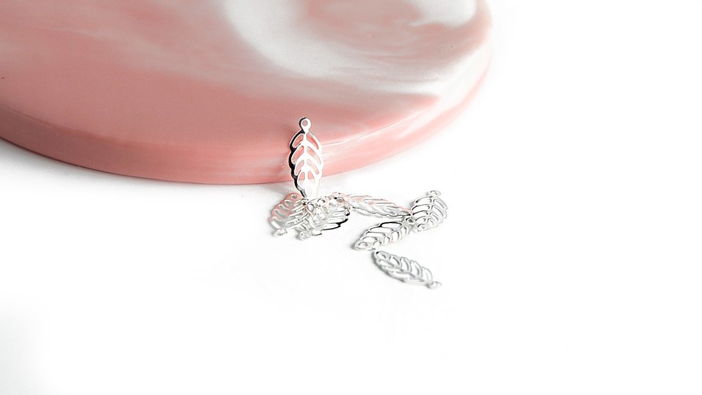 Pendentifs feuille filigrane en acier inoxydable  couleur argent
