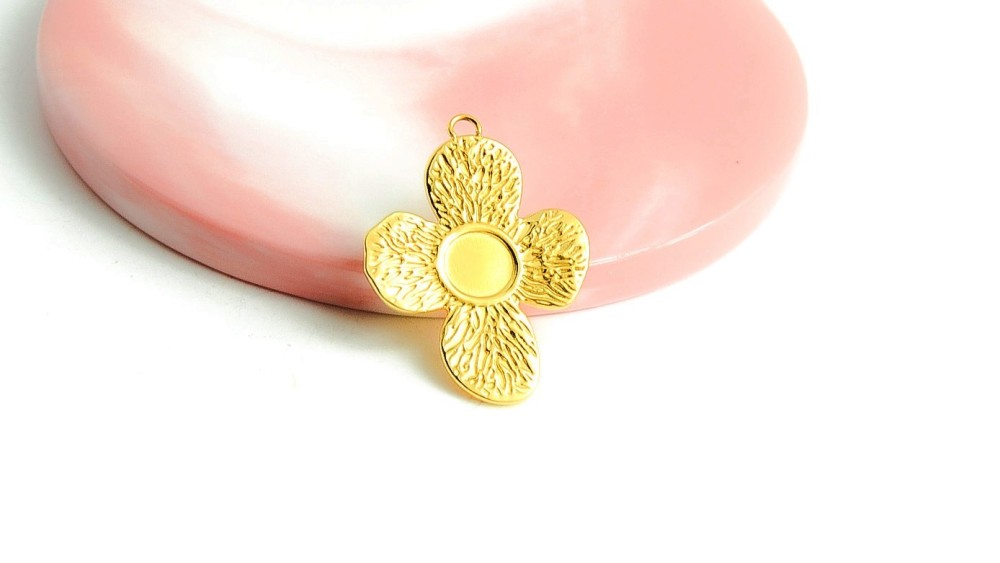 pendentif fleur acier
