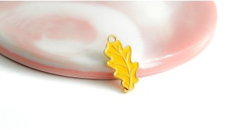 pendentif feuille de chêne jaune