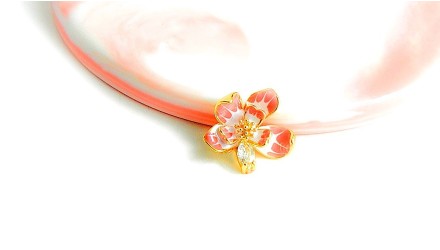 Pendentif orchidée fleur laiton émaillé