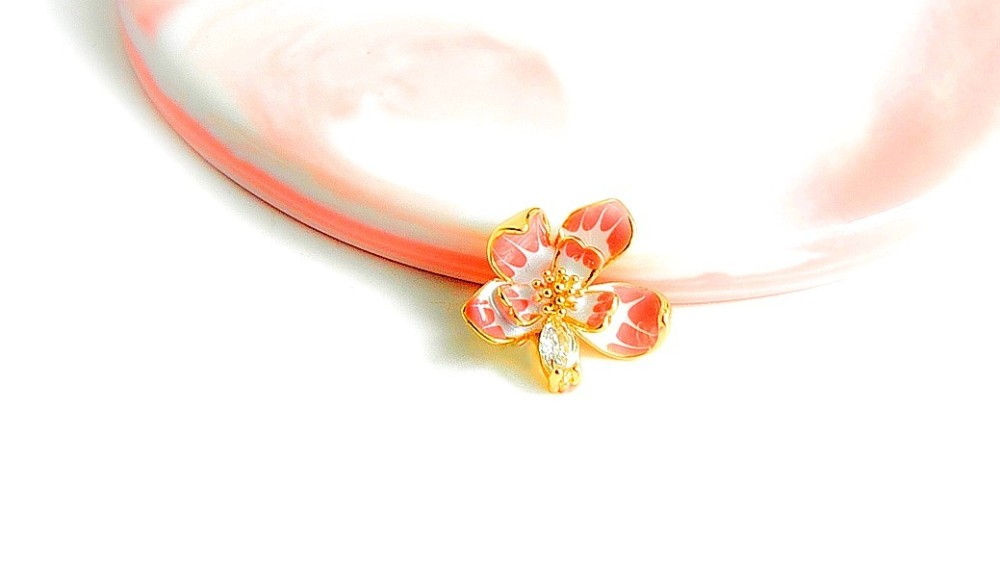 Pendentif orchidée fleur laiton émaillé