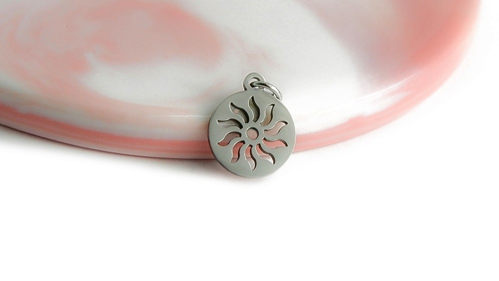 Pendentif 12mm soleil en acier inoxydable couleur acier