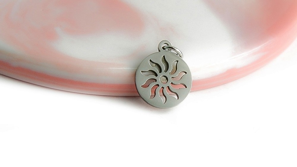 Pendentif 12mm soleil en acier inoxydable couleur acier