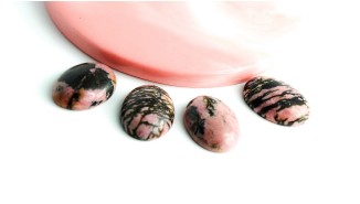 Cabochon en rhodonite naturelle 25x18mm – pierre naturelle unique