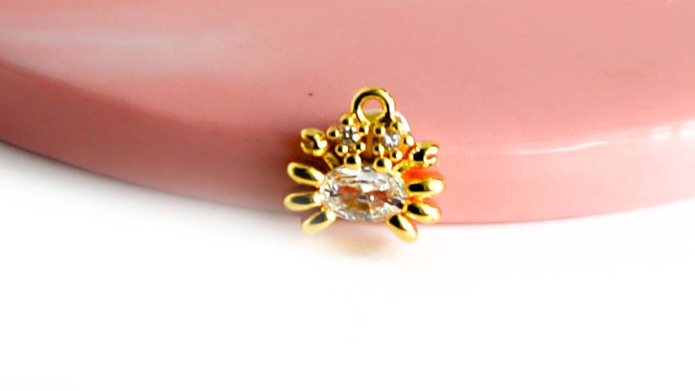 Pendentif crabe ou cancer en laiton plaqué or  18k strass zircon