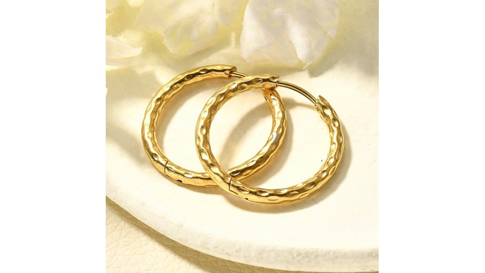 Créez des boucles tendance avec créoles martelées 25 mm