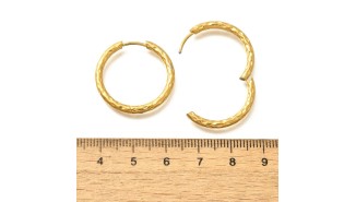 Créez des boucles tendance avec créoles martelées 25 mm