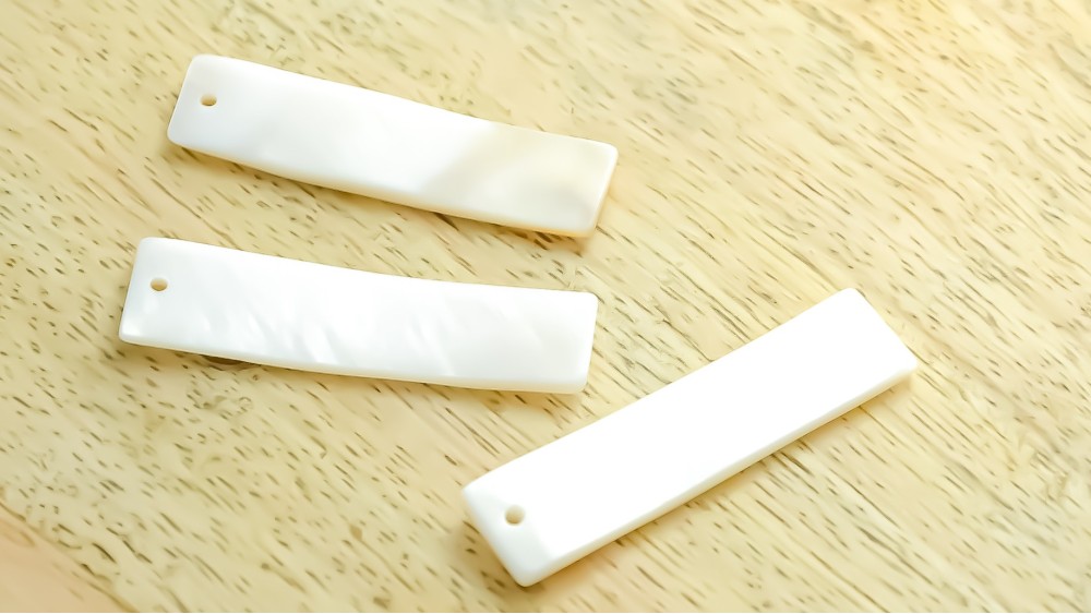 Pendentifs rectangle 40x10mm en nacre  naturelle blanche x 10