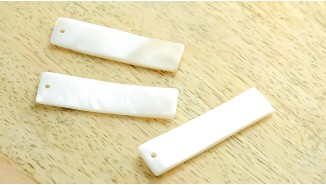 Pendentifs rectangle 40x10mm en nacre  naturelle blanche x 10