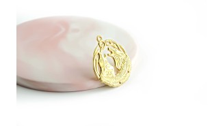 Pendentif loup hurlant acier inoxydable plaqué or 18k