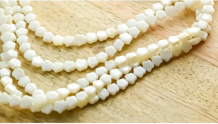 Perle x 30 fleur nacre veritable 6mm
