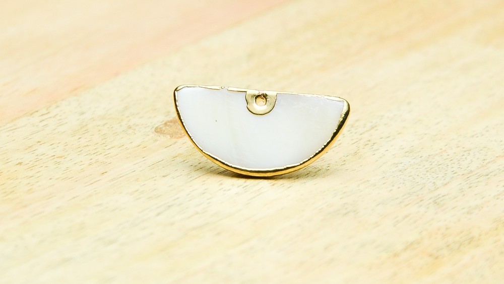Pendentif demi lune nacre blanche et laiton or