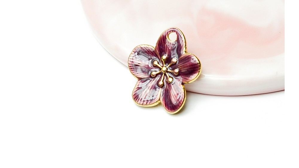 Créez vos bijoux avec ce pendentif fleur violet émaillé