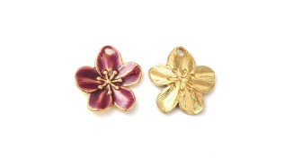 Créez vos bijoux avec ce pendentif fleur violet émaillé