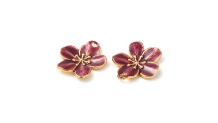 Créez vos bijoux avec ce pendentif fleur violet émaillé