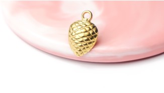 Invitez la forêt dans vos bijoux avec cette pomme de pin dorée 18K