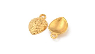 Invitez la forêt dans vos bijoux avec cette pomme de pin dorée 18K