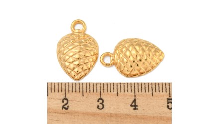Invitez la forêt dans vos bijoux avec cette pomme de pin dorée 18K