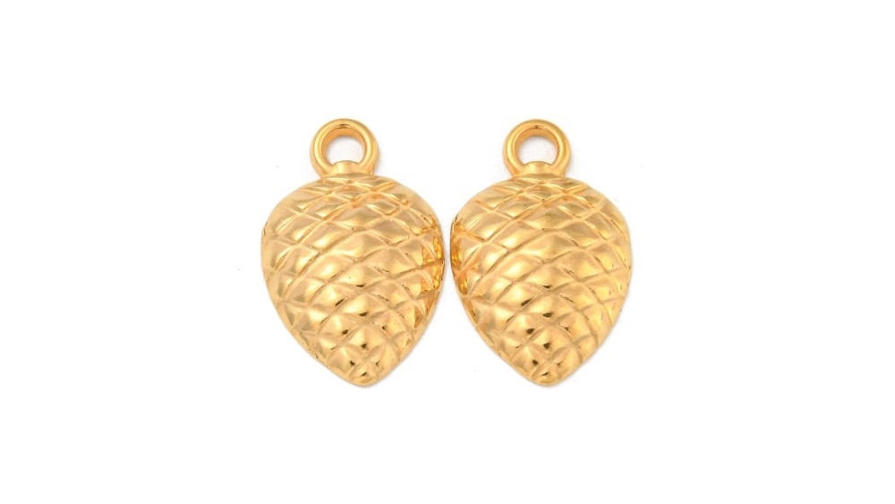 Invitez la forêt dans vos bijoux avec cette pomme de pin dorée 18K