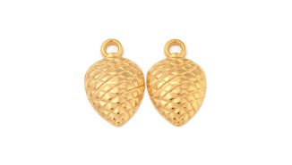 Invitez la forêt dans vos bijoux avec cette pomme de pin dorée 18K