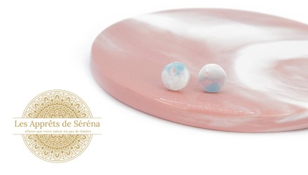 Paire de puces ou clous d'oreille en acétate de cellulose bleu ciel