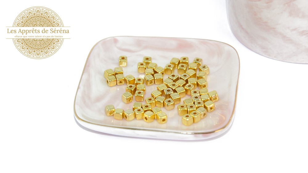 Perles intercalaires carrées 4mm en zamak doré