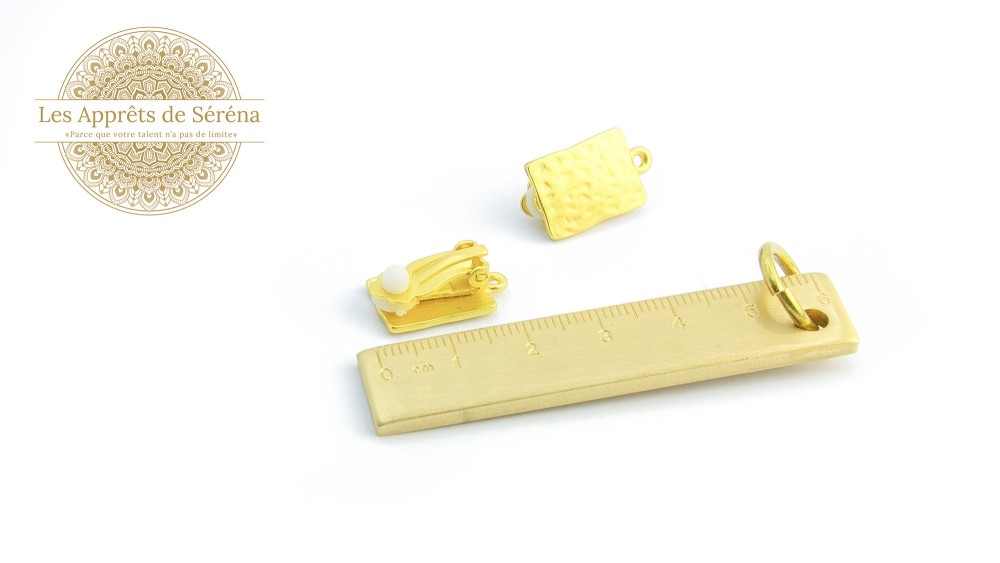 clips d'oreille rectangle effet martelé en zamak doré