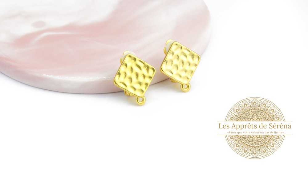 Paire de clips d'oreille losange effet martelé en zamak doré