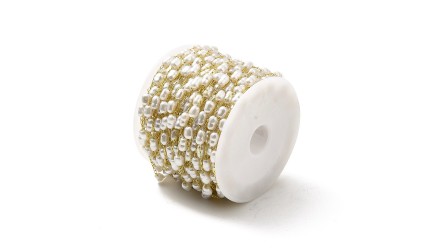 Chaîne perlée en laiton plaqué or 18k et perles blanches